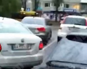 У Києві на мосту не розминулися 6 машин