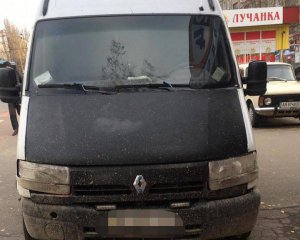 Микроавтобус без водителя сбил на тротуаре женщину. Она умерла