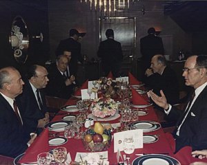 На першому саміті лідерів США і СРСР домовилися завершувати Холодну війну