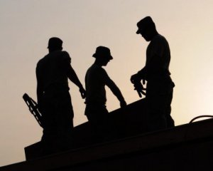 Українських заробітчан масово депортують з ЄС: назвали причину