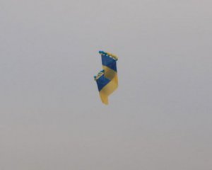 В Крым запустили 20-метровый флаг Украины