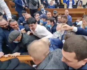 В Одеській облраді побили нардепку і поліцейського