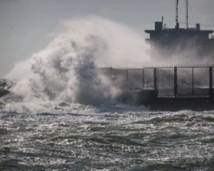 Хвилі до 2 м: на Чорне та Азовське моря насувається шторм