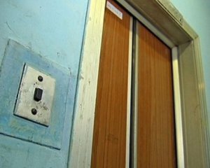 Труп жінки в ліфті знайшли під час пожежі в квартирі