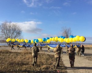 Над оккупированным Донбассом запустили флаг Украины