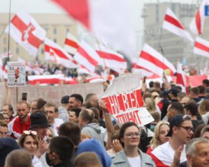 В Беларуси хотят наказывать тюрьмой за использование национального флага: готовят закон