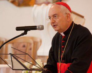 Ватикан не визнає сповіді через смартфон