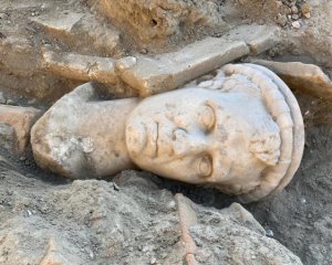 Самая красивая находка - нашли древнюю статую священника