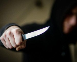 Человек изувечил знакомому лицо ножом и отрезал палец