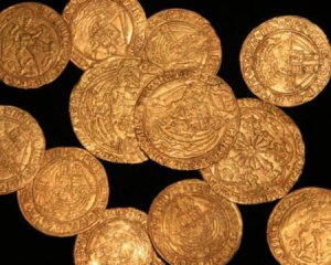 Семья нашла золотые монеты во дворе своего дома