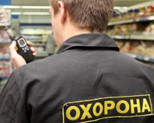 Помирала на очах: охоронець супермаркету врятував дівчині життя