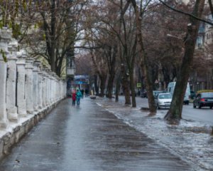У столиці діти дерлися по льоду, намагаючись потрапити в школу: відео