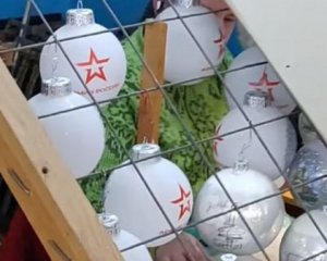 Стала известна судьба новогодних игрушек с логотипом армии РФ