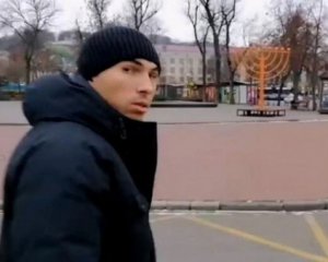 Затримали вандала, який перевернув ханукальний світильник в Києві