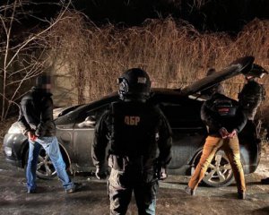 Тримали в гаражі та вимагали гроші: ДБР викрило групу співробітників кримінальної поліції