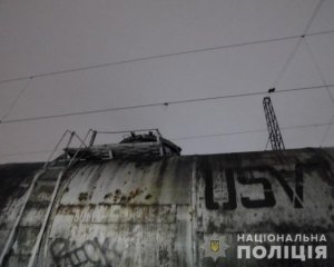 15-летнюю девушку убило током на крыше вагона