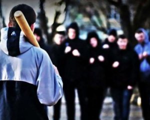 Підлітки побили і постригли однолітка  - знущання знімали на відео