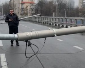 На Шулявском мосту упали столбы, движение парализовано