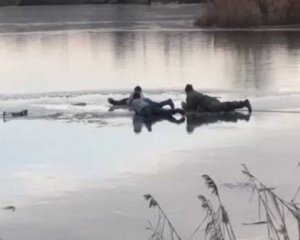 Рятувальники шукають двох чоловіків, які врятували рибалку від смерті