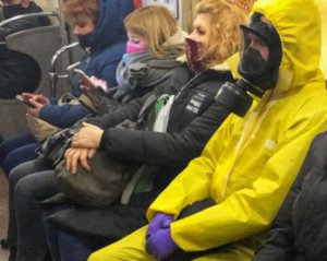 Видно только глаза: в столичном метро пассажир не дал шансов Covid-19