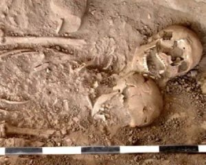 Раскопали захоронение мужчины и женщины в объятиях