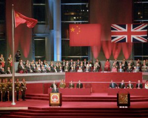 Британцы вернули Гонконг Китая на условиях сохранения там демократии