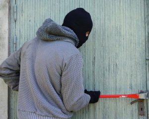 Преступники в масках напали на женщину и украли сумки с 1 млн грн
