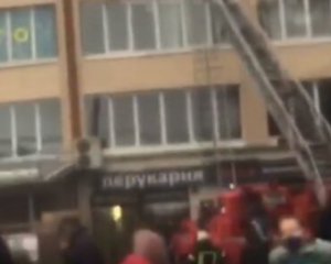 У Хмельницькому горить торговий центр, люди вибираються через вікна