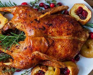 Апетитна скоринка: качку запікають із фруктами