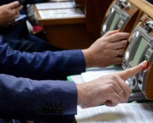 Назвали нардепів, у яких по 30 помічників