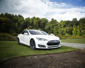 Для власників Tesla запровадять нову щомісячну підписку