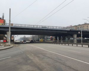 На Шулявському мосту ліхтарів більше немає