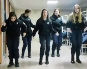 Харьковские курсантки опозорились танцами под &quot;Вороваек&quot;