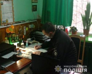 Школярки цькували однокласницю, бо не мала нового телефону і гарних речей