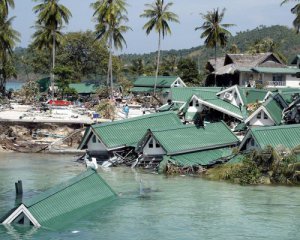 В результате цунами погибли около 240 тысяч человек