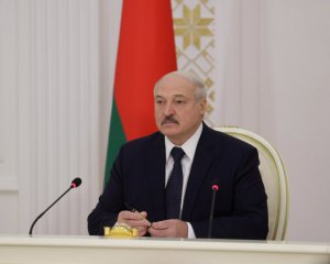 Лукашенко не хоче робити щеплення путінською вакциною