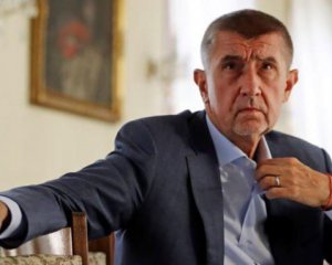 Премьер Чехии вакцинировался одним из первых