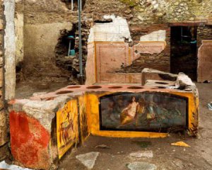 В Помпеях нашли бар из фресками