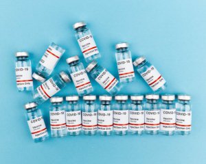 Более половины россиян не хотят делать прививки российской вакциной