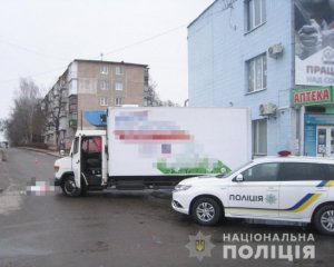 Водія розчавило власне авто