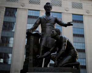 Борцы за права темнокожих добились сноса статуи освобождение от рабства