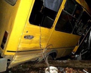Маршрутка з пасажирами впала в басейн