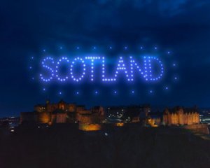 Останній день року провели вражаючим світловим шоу 150 дронів