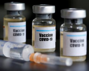 В США арестовали работника больницы, который уничтожил 500 доз антиковидной вакцины