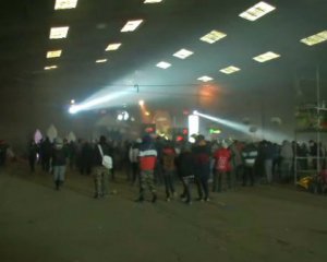 Комендантська година у Франції: поліція розганяла масову рейв-вечірку