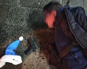 П&#039;яний турист в шапці Санти влаштував стрілянину в центрі міста