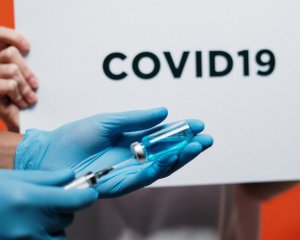 Медведчук каже, що українська фірма просить зареєструвати російську вакцину від Covid-19. У МОЗ це заперечують