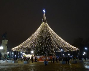 Росіянин видерся на 24-метрову головну ялинку міста. Момент потрапив на відео