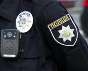 Батько зниклої 3-річної дівчинки звинуватив поліцейських у побитті. Як усе було