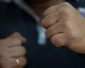 Чоловіка витягли з автівки й жорстоко побили на очах у перехожих